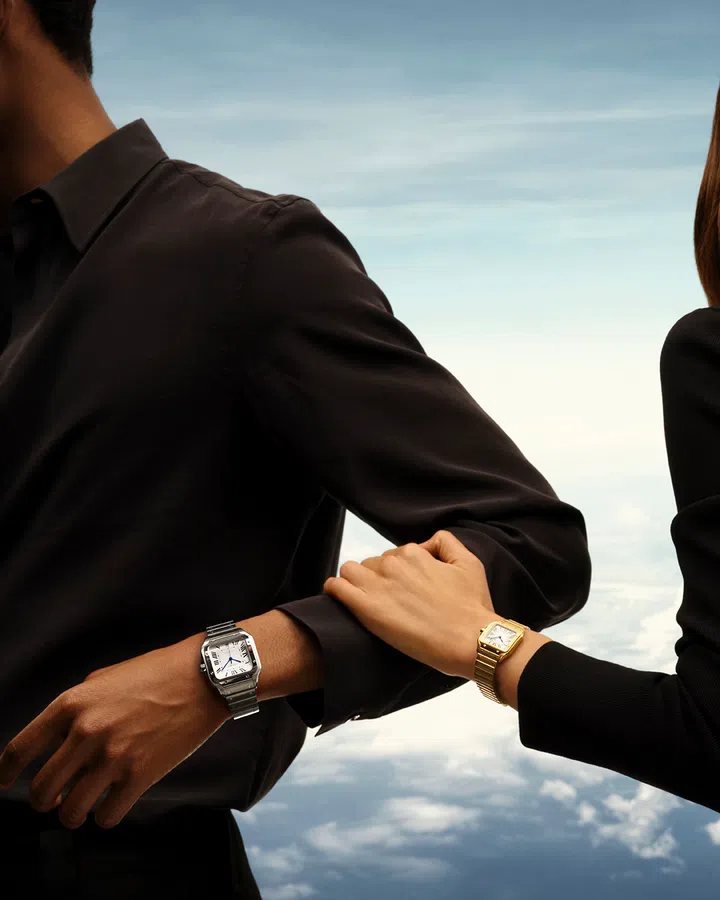 男女模特分别佩戴Santos de cartier大型精钢腕表及新款小型黄金腕表