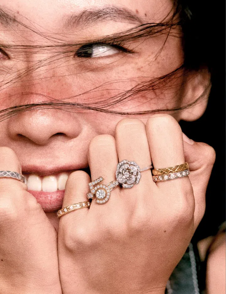 Chanel top $8,430, Coco Crush white gold mini ring $2,450, beige gold mini ring $6,200, yellow goldmini ring $2,300, Eternal N°5 beige gold ring with diamonds $22,600, Bouton de Camélia white gold ringwith diamonds $10,450（图：NUYOU拍摄）