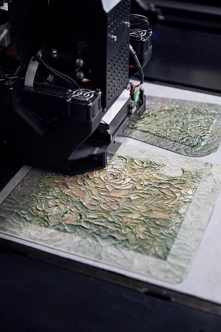 梁远苇说将其“笔触”拆解为“拼图”再组装成“开片瓷”的过程几乎自然成形，却意义深远（图：Dior）