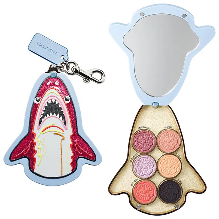 除了可爱的恐龙眼影盘，霸气的鲨鱼设计眼影盘同样值得入手。它的色调更酷一些，像是黑色、淡紫色、橘红色等，将盖子先开来，里边还附上小镜子，走到哪里都能轻易上妆。