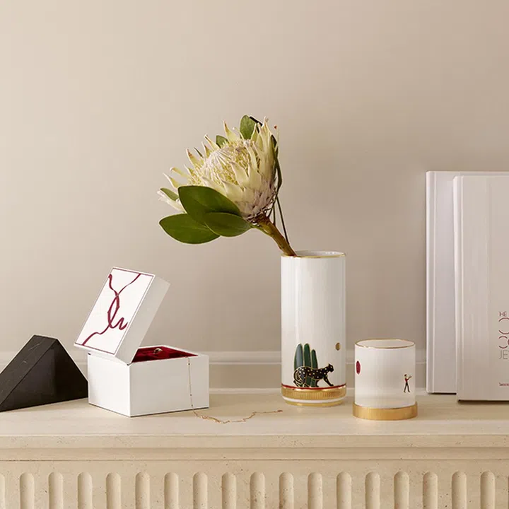 (From left) Cartier Entrelacés de Cartier中型漆木质珠宝盒 $2,720、Panthère de Cartier中型陶瓷花瓶 $1,660、Diabolo de Cartier中型陶瓷烛台 (价格未定)