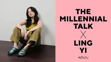 《女友》The Millennial Talk 专访 Ling Yi 的专题封面。画面左侧为 WAH!BANANA 创办人 Ling Yi 坐在深色木地板上，背靠浅灰色墙面，双腿自然弯曲，双手轻松放于膝盖前方，神情自信放松，嘴角带着淡淡微笑。她身穿黄绿色针织无袖上衣，搭配橄榄绿色宽版长裤及湖水蓝色凉鞋，以简约自然的穿搭展现现代创作者的率性风格。背景采用浅灰色墙面与深色木地板，整体画面简洁明亮。右侧为粉红色版面设计，印有黑色大字“The Millennial Talk × Ling Yi”及《女友》NÜYOU 标志，呈现现代时尚杂志人物专访风格，并呼应内容创作、创业、持续创作与创意执行力的主题。
