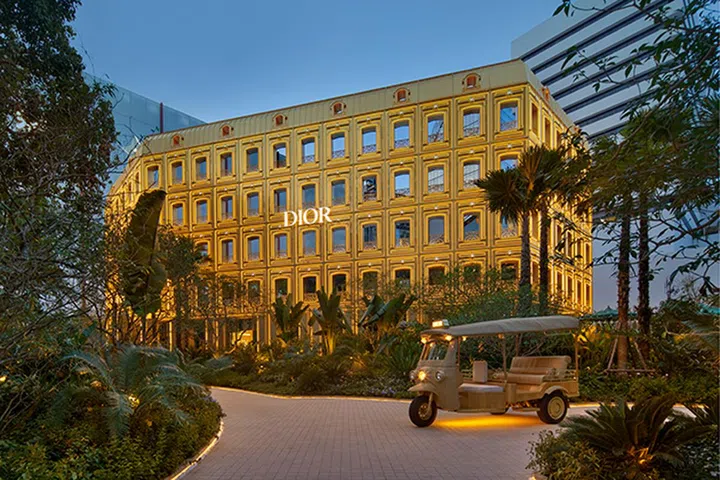 邀来艺术家Saran Yen Panya以多种编织手法打造tuk-tuk车（图：Goose Studio/Dior）