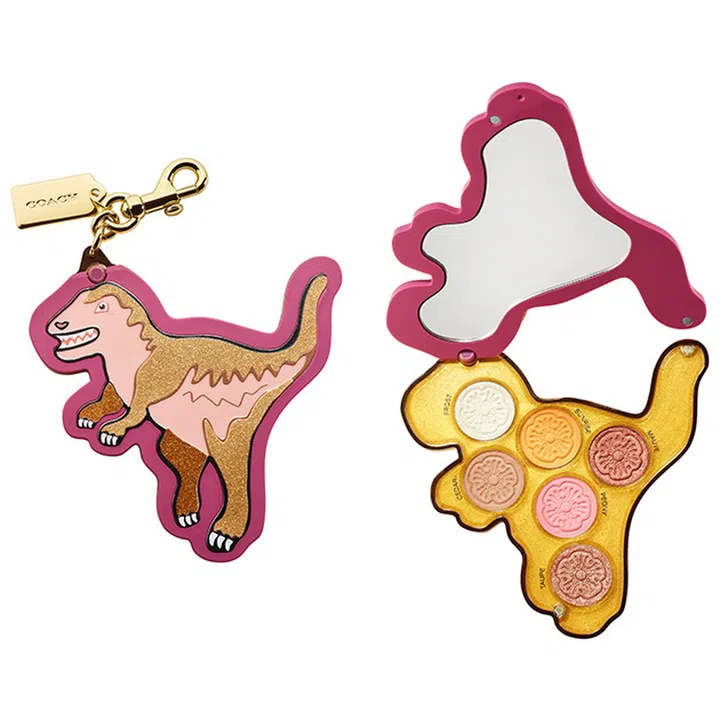 太太太狂！谁会想到美妆品牌Sephora和时尚品牌Coach居然会联名推出美妆品系列？系列的主打非这个以Rexy恐龙为设计的眼影盘莫属啦！彩盘共有6种不同的色调，能够轻松打造自然的妆感。更妙的是它还能用作包包挂饰，给你的造型增添时尚元素，一物二用！