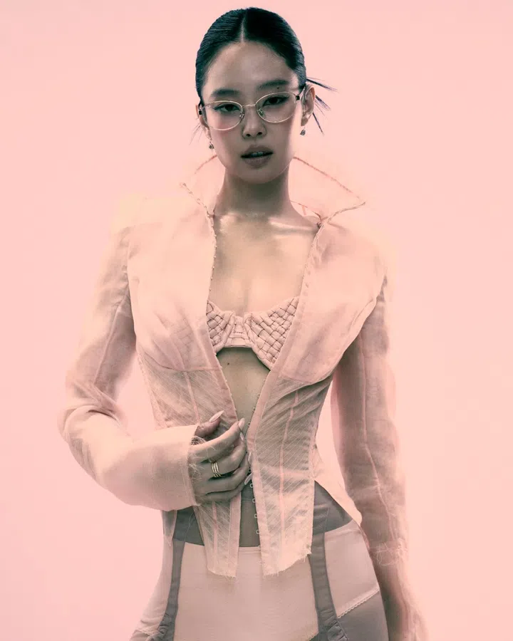 Jennie此次演绎的造型中，也包括如RX3774VD 22993在内的光学镜框款式，属于Ray-Ban Asian Design系列，并不搭载AI功能