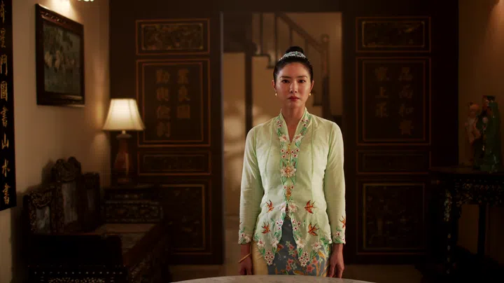 黄晶玲饰演的周红玉的身世坎坷，而看似漂亮的小燕子，原来有更深一层的秘密......（图：Mediacorp提供）