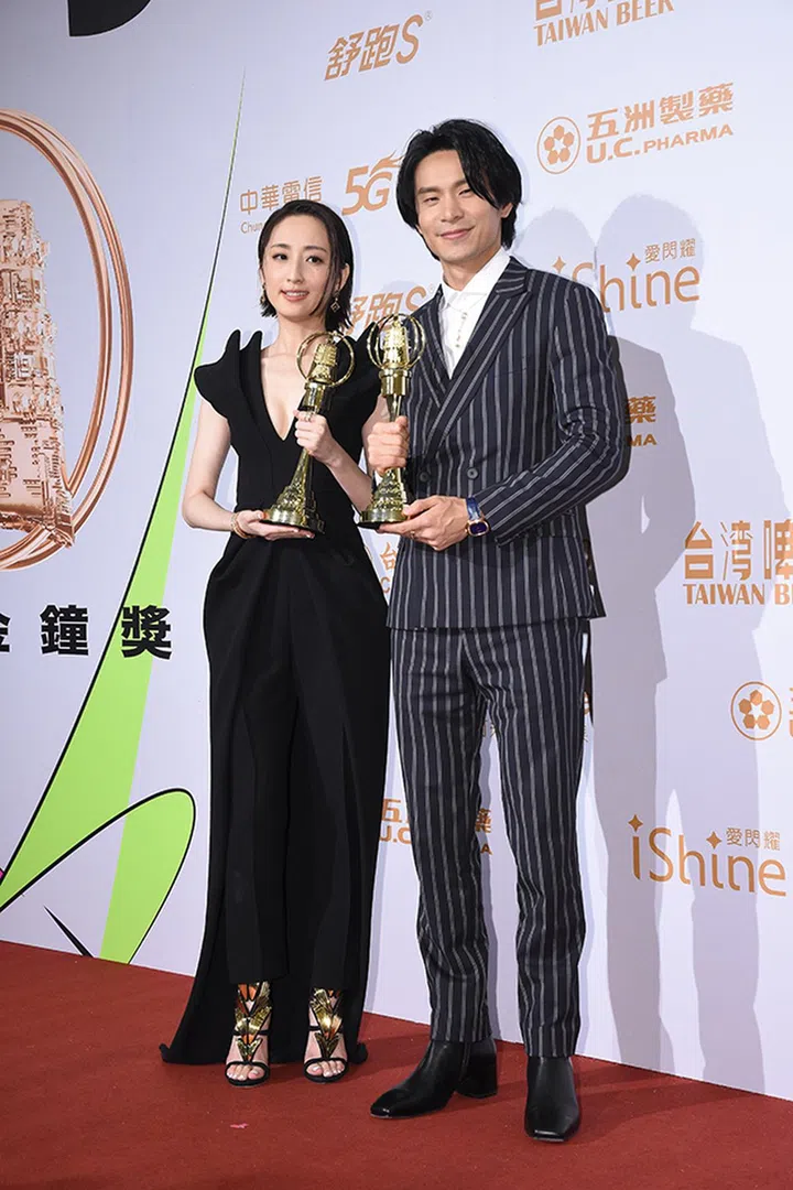 TAIPEI, CHINA - SEPTEMBER 26: Actor Jack Yao Chun-yao and actress Alice Ko Chia-yen pose with trophies at backstage during the 55th Golden Bell Awards on September 26, 2020 in Taipei, Taiwan of China. (Photo by VCG/VCG via Getty Images)