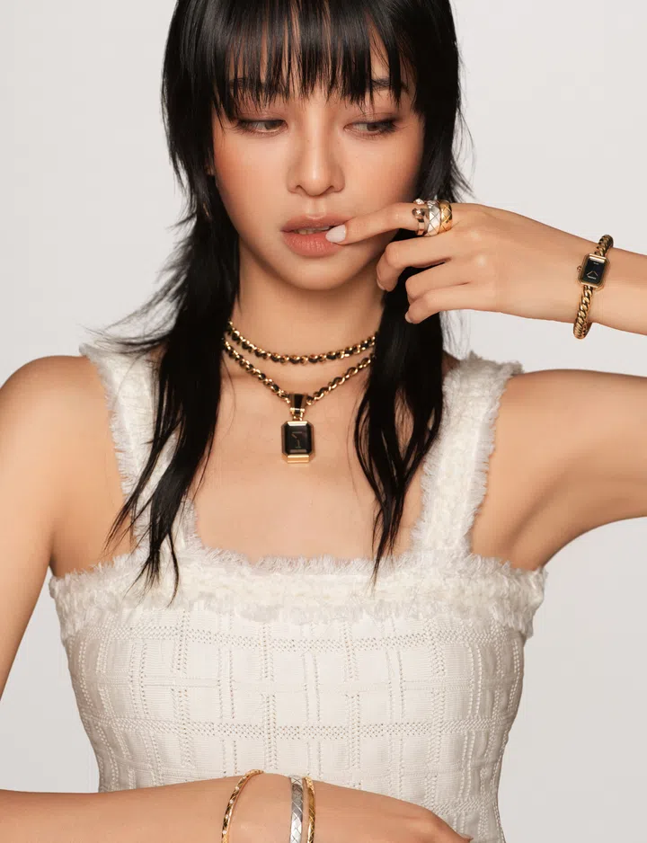 香港新生代艺人卢慧敏身穿白色编织纹理连身裙，佩戴金色项链、手镯与戒指，神情专注温柔，展现优雅与自信并存的魅力。卢慧敏封面人物专访。