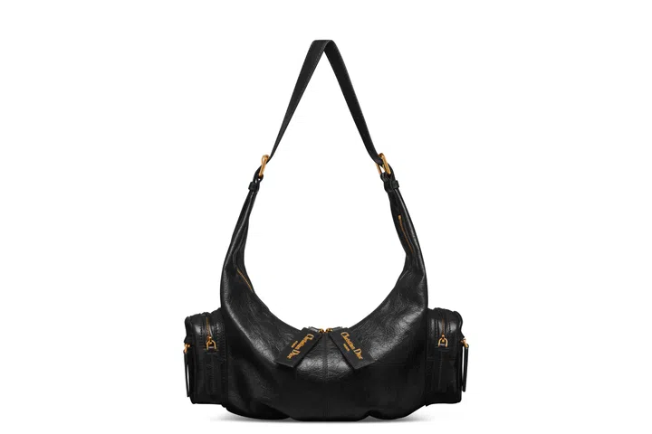 Jisoo 机场造型同款 Dior Medium Grand Tour 多口袋包，黑色皱褶小牛皮，侧边双拉链口袋设计｜Multi-Pocket Bag 趋势单品推荐