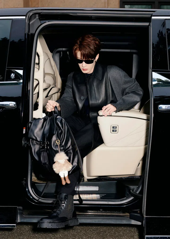 中国男星檀健次携带Fendi Flux Backpack背包