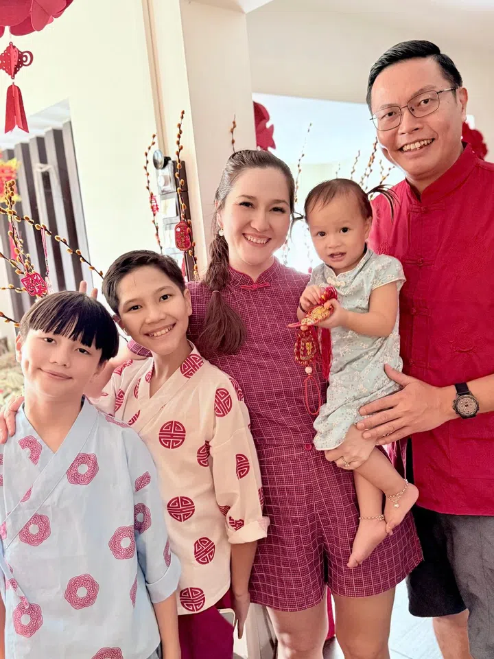 Kim与家人的合照。她分享，丈夫一直是她的心灵支柱，一路陪伴她面对生育的问题。（图：受访者提供）