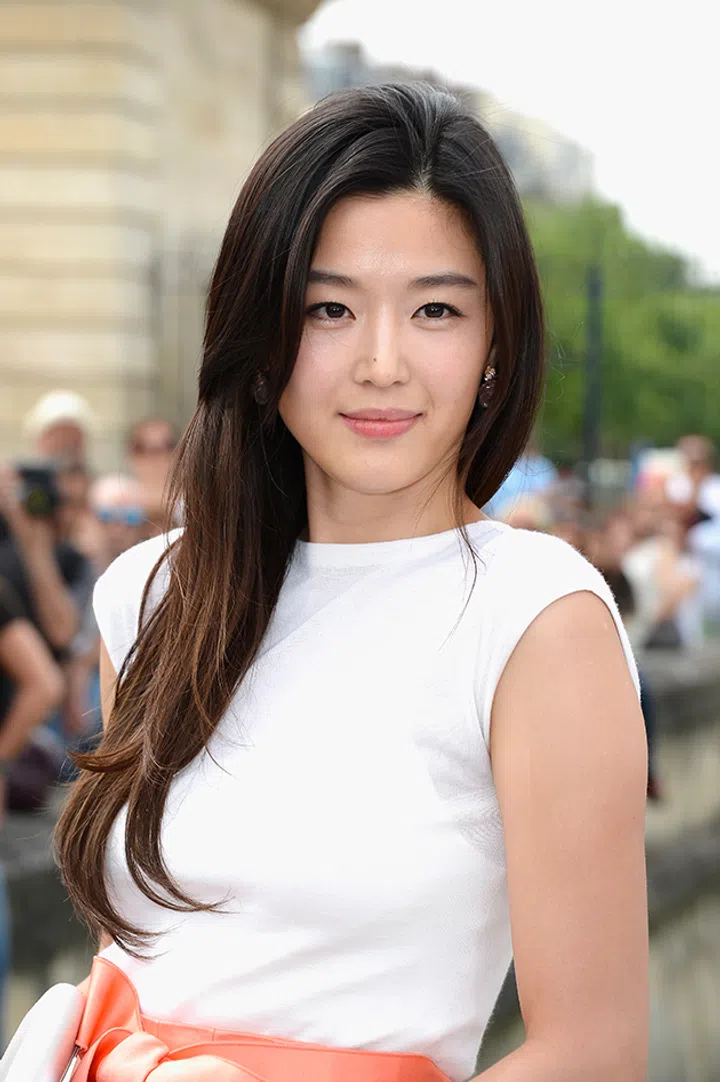 PARIS, FRANCE - JULY 01:  Jun Ji-hyun attends the Christian Dior show as part of Paris Fashion Week Haute-Couture Fall/Winter 2013-2014 at  on July 1, 2013 in Paris, France.  (Photo by Pascal Le Segretain/Getty Images)