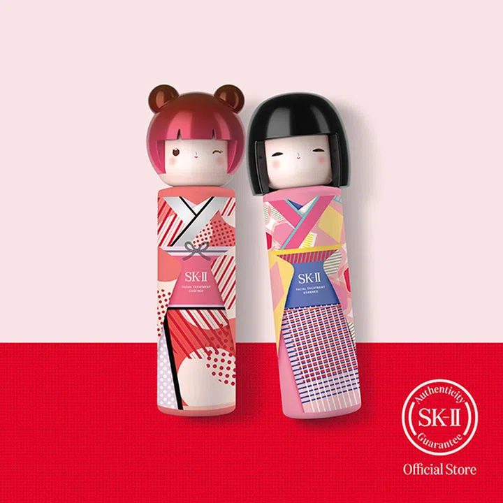 不管你是不是SK-ll的忠实粉丝，面对品牌近来推出的这款限量版日本娃娃设计精华露，任谁都毫无反抗之力！穿上粉色和红色和服的超萌日本娃娃，在大家都无法到日本旅游期间，正好能一解大家的思念之苦。用完后还能继续放在化妆台当作摆设，一起陪你倒数疫情结束那天的到来！