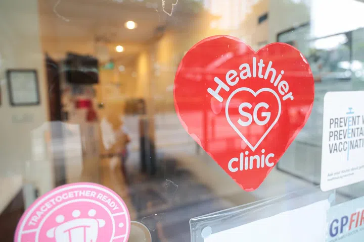 参加健康SG计划，并且是社保援助计划、立国一代或建国一代的持卡人，可以在自己选定的全科诊所，获得更多健康SG清单的慢性疾病药物津贴。（图/新报业媒体）