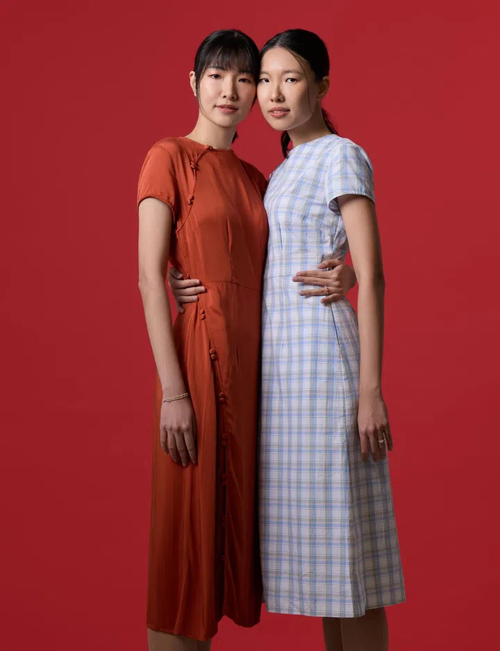 (From left: Theresa Chua and Trixie Chua) Dear Samfu连衣裙$179摄影 Lawrence Teo美术指导 Paul Soi发型与彩妆 Aaron Ng, Decorum Salon, using Kevin Murphy and Nars.