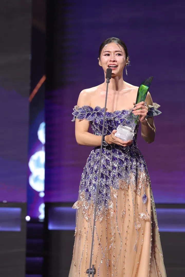 《红星大奖2026》现场，郑六月身穿闪耀礼服手持奖座在台上发表感言，眼泛泪光情绪激动，站在聚光灯下见证她首次获奖的动人时刻。《红星大奖2026》首次获得“最受欢迎潜力星”的郑六月