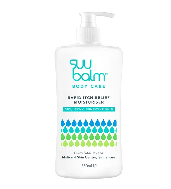 2015年成立的本地护肤品牌Suu Balm，由新加坡国家皮肤中心的高级皮肤科顾问医生Tey Hong Liang, Senior创办。其经典产品Rapid Itch Relief Moisturiser经改良后，依旧保有能有效改善肌肤痕痒的轻薄质感，新配方更是100%纯净且不含任何防腐剂，多种不同亲肤的神经酰胺成分，更能够为肌肤更好地保湿滋润。它具有薄荷成分，用后肌肤感觉非常冰凉，缓解敏感或痕痒的效果非常好，小编亲测后大力推荐！