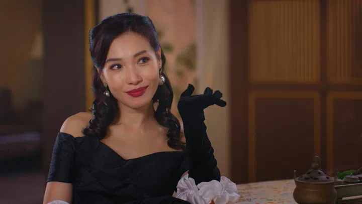 姚懿珊告诉《女友》，非常满意这次剧中的造型，除了娘惹装扮，做派西化的她也有很多场戏需要穿上洋装。至于Kebaya服装，她分享心得，要穿出韵味臀部线条很重要，而她和戏里的女儿Chantelle还会在对戏时，忍不住互相对看。（图：Mediacorp提供）