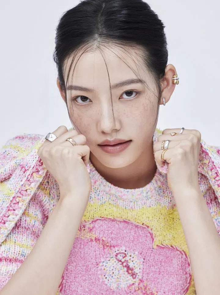 (From top) CHANEL Coco Crush镶钻 18K黄金及白金耳夹、镶钻18K白金耳坠、(镶钻及无钻)18K白金及黄金及米金戒指、镶钻18K黄金及白金双指戒、针织棉上衣及开襟衫