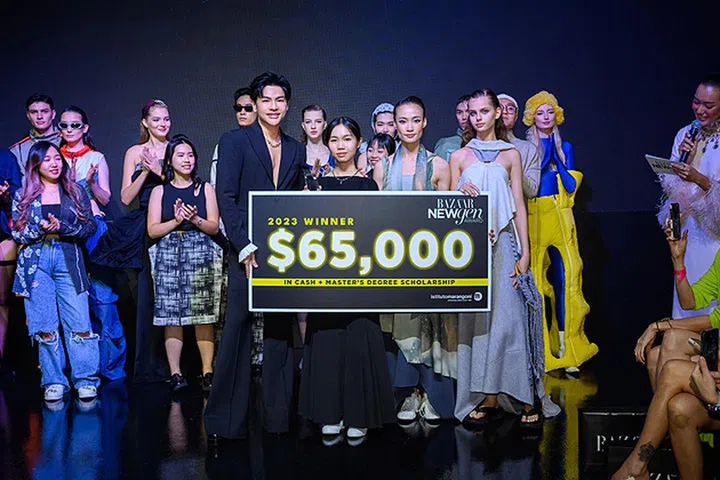 Harper's Bazaar Editor-in-Chief Kenneth Goh presenting the prestigious prize to BAZAAR NewGen winner Su Hui in a moment of celebration and recognition.