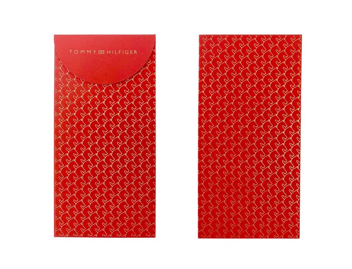 Tommy Hilfiger 2026马年红包封正反面设计展示，红包封整体采用鲜艳红色底色，搭配细致的浅色线条图案，形成重复排列的马匹轮廓，营造富有节奏感与现代感的视觉效果。正面为信封式翻盖设计，上方印有“Tommy Hilfiger”金色品牌字样，简洁而优雅。背面延续相同的马匹图案设计，以连续排列的线条马匹构成整体视觉主题，呼应马年寓意。整体设计融合品牌经典美式风格与农历新年节庆元素，呈现简约且具有收藏价值的新年红包封。2026马年红包封盘点：今年的新年红包设计，你最喜欢哪一个？