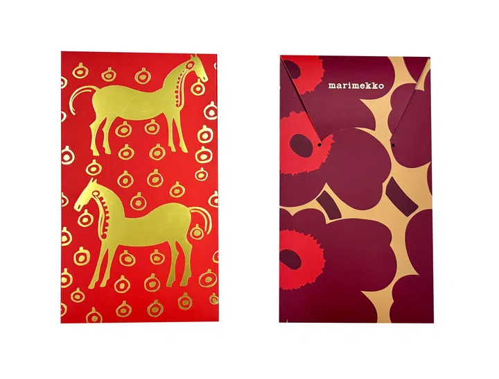 Marimekko 2026马年红包封延续品牌一贯鲜明大胆的设计风格，将经典花卉图案与农历新年元素巧妙融合。红包封采用温暖的大红与深酒红色为主调，搭配金色底色营造节庆氛围。右侧设计可见Marimekko标志性的Unikko花卉图案，以大面积抽象花瓣铺陈整个红包封表面，展现品牌独特的北欧现代美学，同时与东方新年的红金配色形成有趣对比与融合。左侧红包封则采用简约金色马匹图案，两匹造型朴实、线条柔和的马站立于红色背景上，周围点缀重复排列的圆形装饰图腾，增添节奏感与装饰性。这种设计在保留马年象征意义的同时，也体现Marimekko简洁、艺术感强烈的视觉语言，使红包封既具节庆寓意，又充满时尚与设计感。2026马年红包封盘点：今年的新年红包设计，你最喜欢哪一个？