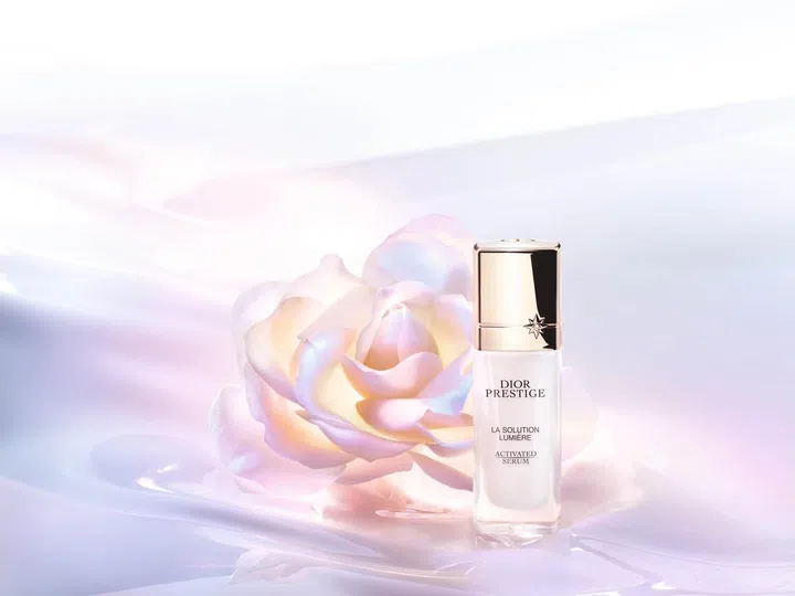 La Solution Lumière Activated Serum精华质地轻盈，为肌肤注入饱满活力。