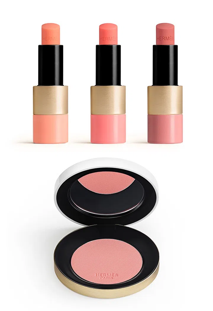 早前Hermes大动作推出多款唇膏后，这回的 Rose Hermès系列以玫瑰为主题并透过柔美的粉红色调，创作出8款粉质细致且色调精美的腮红。当中尤其推荐亚洲限定色Rose Poivré，不挑肤色的温和粉色，任谁都会爱上它。此外，系列也推出3款滋润度极高的唇膏，用来能改善唇纹，可更换替芯的包装也特别环保！
