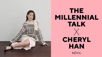Cheryl Han身穿毛衣与白色裙子，坐在木质地板上。On. wellbeing的播客，hunter and match创办人，prologue的首席运营官。The Millennial Talk Cheryl Han。
