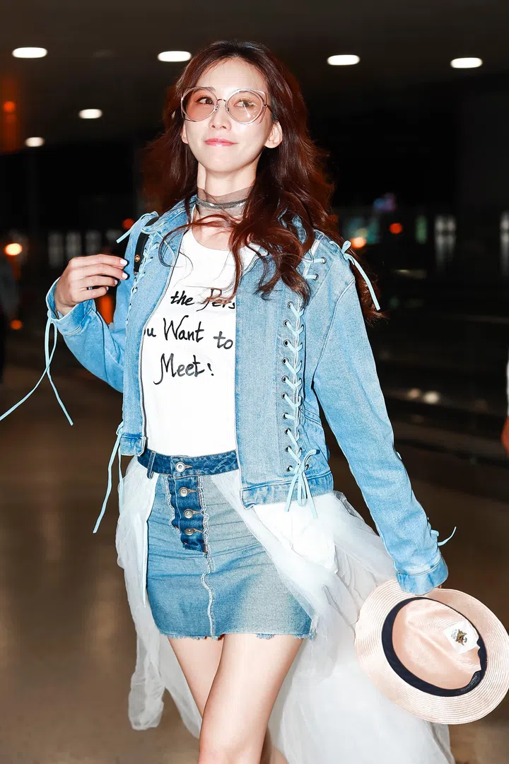 林志玲大秀白皙长腿