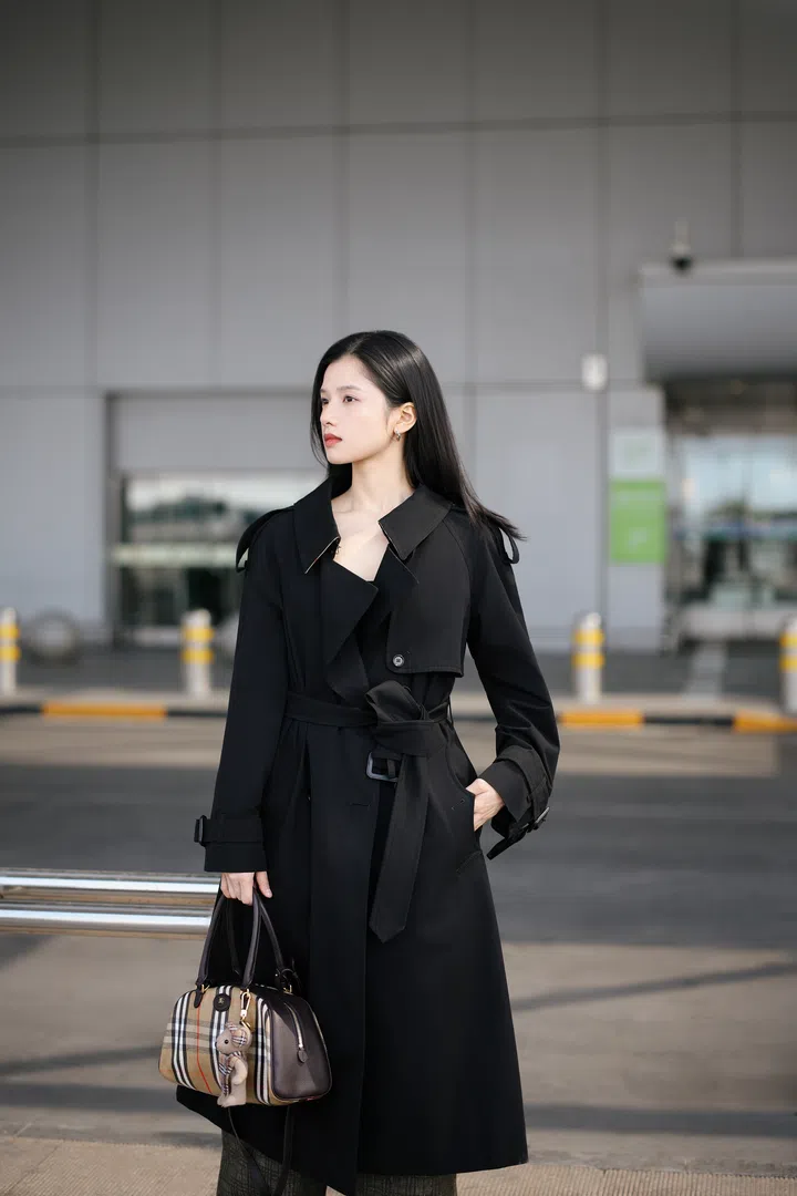 中国女星张婧仪携带Burberry Highlands Bowling Bag手袋 时装周机场造型