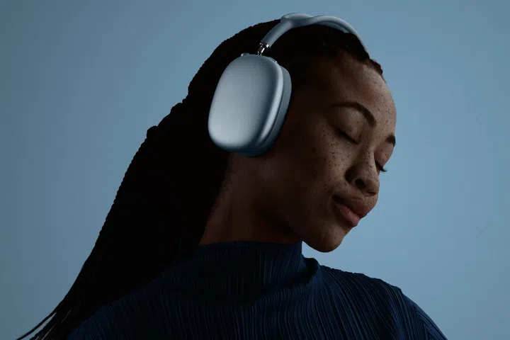 模特佩戴 Apple AirPods Max 2 头戴式耳机，闭上双眼沉浸在音乐之中，整体画面以柔和蓝色调营造出安静放松的氛围。耳机采用 Apple 标志性的极简设计与包覆式耳罩，兼具时尚感与舒适佩戴体验，同时具备更强的主动降噪功能与高解析音质表现，让用户在日常通勤、工作或独处时，都能拥有更沉浸式的聆听体验。整体外型高级简约，也是一款适合作为母亲节送给妈妈的质感科技礼物。母亲节礼物推荐2026：从实用家居到时尚科技，这些礼物妈妈真的超爱！