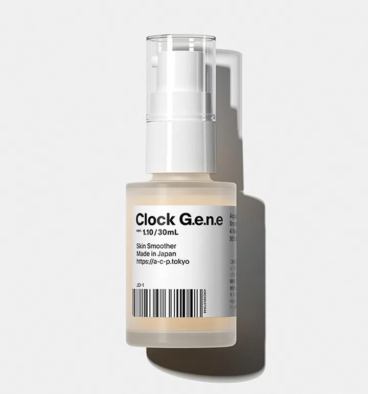日本品牌AGILE COSMETICS PROJECT 的这款明星产品，中译为“时钟基因精华”，不论早晚都能使用。白天使用可让肌肤充满润泽弹力，晚间则能集中于修复，提升肌肤的柔嫩度、紧致度和保湿度。、