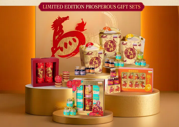 Eu Yan Sang余仁生农历新年礼盒系列陈列图。画面以金色与红色为主调，背景为马年主题的金色与红色艺术图腾，中央与前景摆放多款新年限定礼盒与养生补品，包括鸡精、燕窝、保健饮品与年节礼篮。礼盒包装采用喜庆金红配色与马年图案设计，整体呈现高档大方的拜年送礼氛围，适合作为新年探访亲友或商务馈赠的礼品选择。2026马年新年送礼推荐：拜年礼盒与新年礼物精选