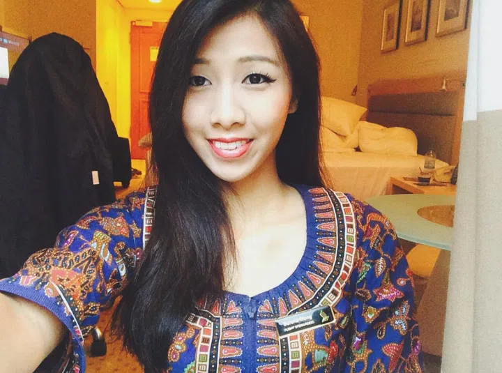 Serena Wong 穿着新航制服，在酒店房间里微笑自拍。她曾在 20 岁时加入新航担任空服员，这段经历成为她人生旅程的起点。Batik Sayang创办人Serena Wong。