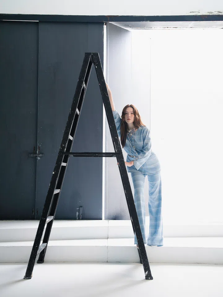 许玮甯：“我觉得角色对我来说是很内化的——包括走路、喝水和说话方式都很重要。”