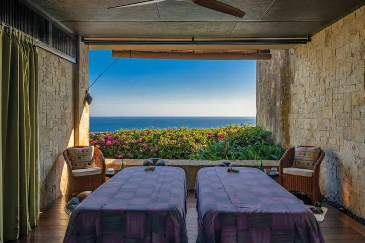 在Bulgari Resort Bali的水疗中心听着海浪声享受传统巴厘式按摩