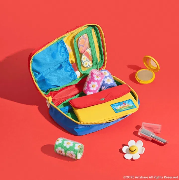 $20以下也能送出好礼：同事交换圣诞礼物精选。图中为 Wiggle Wiggle × Starbucks 联名多功能收纳包，采用红、蓝、黄等亮眼配色，内部多层夹层可收纳发卷、镜子、唇膏与小配件，整体呈现俏皮可爱的视觉风格，适合作为办公室圣诞交换礼物、实用又有趣的小物推荐。