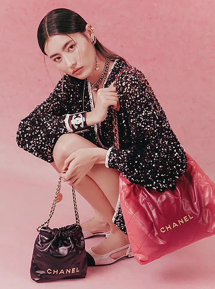 Chanel 22迷你型皮革链袋 $7,430、中型皮革肩袋 $9,530、亮片缀饰针织开襟衫及短裤、镶水钻金属耳坠、镶水钻皮革及金属项链、镶水钻树脂及金属手镯、镶水钻罗缎平底鞋