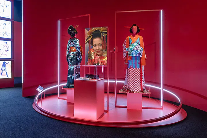 2006年日本电影《Sakuran》里的绚丽和服(©Mark Ashkanasy )