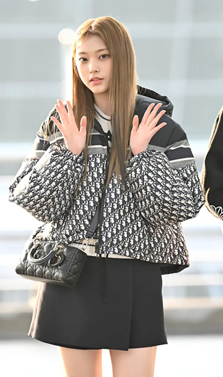 [OSEN=인천공항, 최규한 기자] 걸그룹 뉴진스가 6일 오전 ‘제37회 골든디스크어워즈’에 참가하기 위해 인천공항을 통해 태국 방콕으로 출국했다.뉴진스 해린이 출국장으로 향하며 포즈를 취하고 있다. 2023.01.06 / dreamer@osen.co.kr