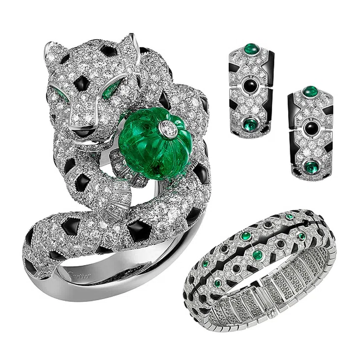 Panthère de Cartier ring, 18K white gold (750/1000), set with 1 melon-cut emerald bead totaling 2.82 carats, 2 emerald eyes, 38 onyx spots, 1 onyx nose, and 456 brilliant-cut diamonds totaling 4.74 carats.