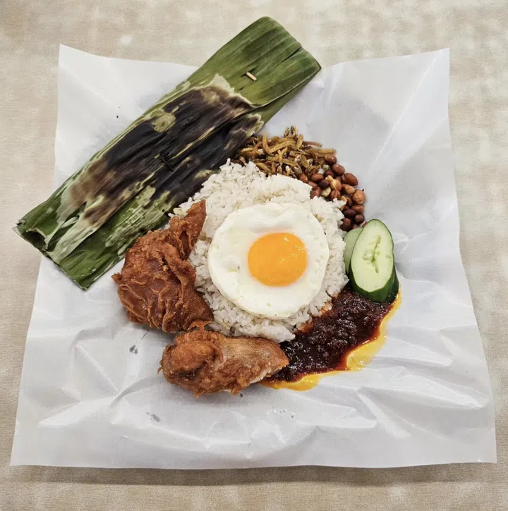 So Lemak 的椰浆饭搭配香味四溢的虾酱鸡和乌达