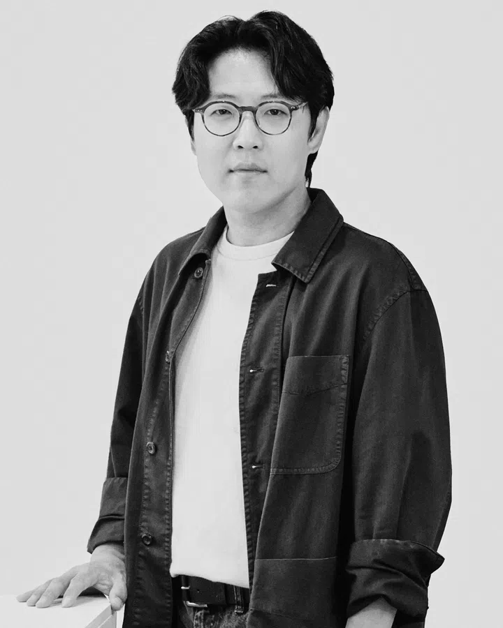 任教于首尔女子大学的韩国陶艺家Jongjin Park，其创作融合工艺与设计思维