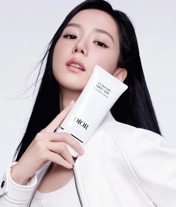 La Mousse OFF/ON慕斯含有睡莲提取物，温和清除肌肤上的污垢，让每一个毛孔恢复清爽。