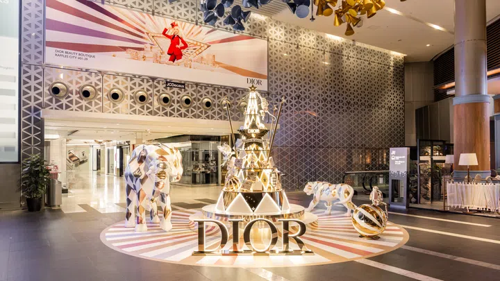 Raffles City 的 Dior 圣诞艺术装置，以金色与几何元素打造沉浸式节日场景。2025新加坡圣诞节攻略：8个值得一去的圣诞市集与活动
