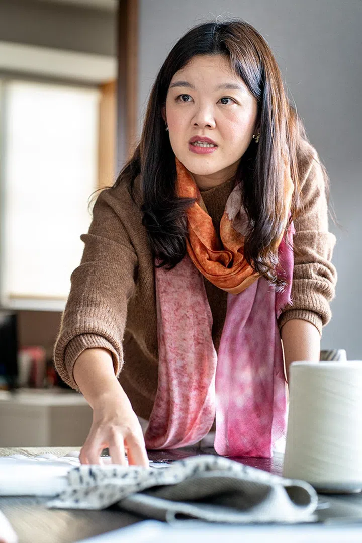 Carol Chyau(中国)可持续纺织品牌 Shokay从藏族牧民处购买牦牛绒， 1 2 并在自有零售店出售