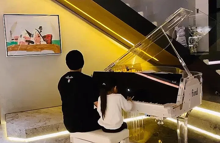 周杰伦 Jay Chou + 昆凌 Hannah Quinlivan