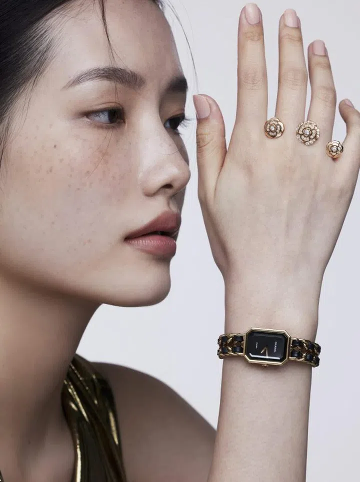 CHANEL Extrait de Camélia镶钻18K玫瑰金双指戒(可转动成单指戒)，Première Édition Originale搭载高精度石英机芯、镀金精钢表壳、皮革及镀金精钢编织表带腕表，弹性面料上衣