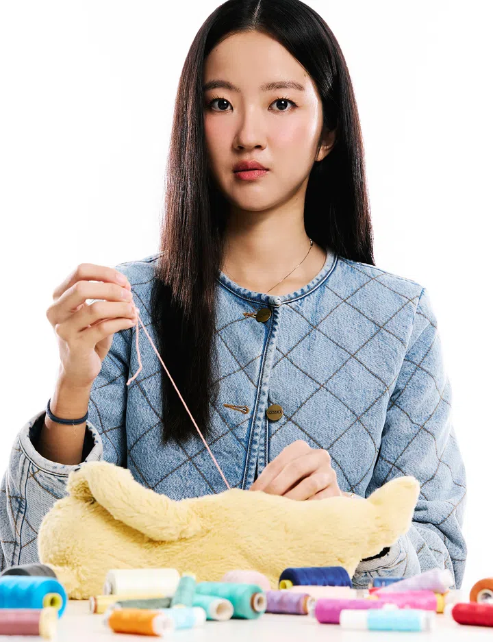 Stuffed Toys Hospital的Jane Cher是一位玩偶医生